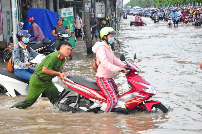 CLIP: Triều cường khủng khiếp ở Cần Thơ - Ảnh 14.