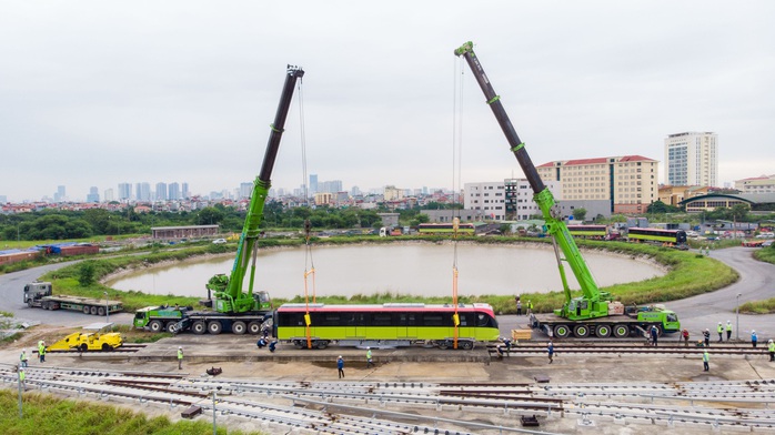 CLIP: Cận cảnh đoàn tàu đường sắt bằng hợp kim nhôm do Pháp sản xuất về đến Hà Nội - Ảnh 4.