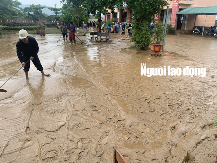 Quảng Bình: Rác thải, bùn đất chất từng lớp ‘bủa vây” trường lớp sau khi lũ rút - Ảnh 9.