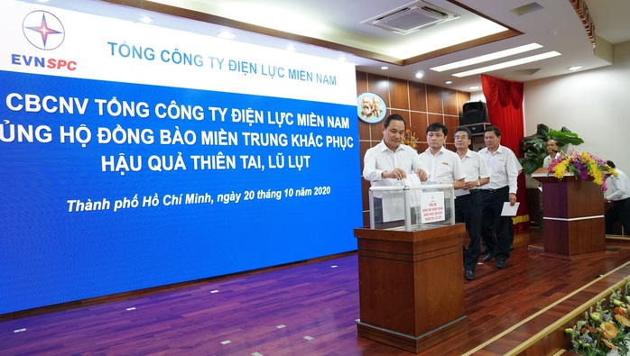 Điện lực miền Nam ủng hộ trên 3,6 tỉ đồng cho đồng bào miền Trung - Ảnh 2. Điện lực miền Nam ủng hộ trên 3,6 tỉ đồng cho đồng bào miền Trung - Ảnh 2.