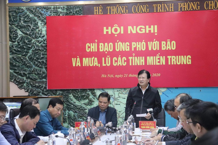 Phó Thủ tướng: Nhiệm vụ số 1 là tập trung cứu trợ cho người dân miền Trung - Ảnh 1.