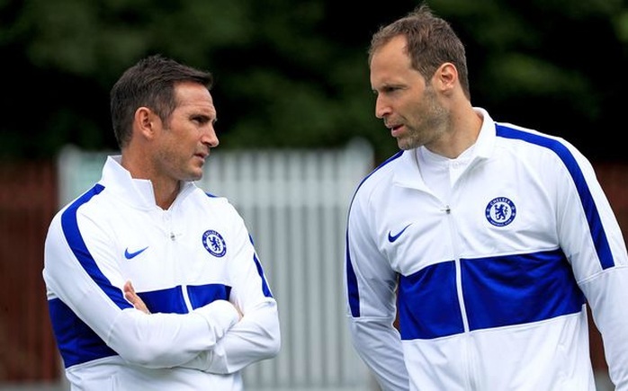 Lạ lùng: Giám đốc Petr Cech tái xuất… làm thủ môn Chelsea - Ảnh 6.