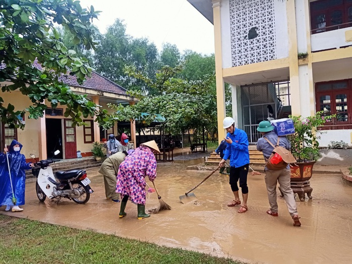 Quảng Bình: Rác thải, bùn đất chất từng lớp ‘bủa vây” trường lớp sau khi lũ rút - Ảnh 6.