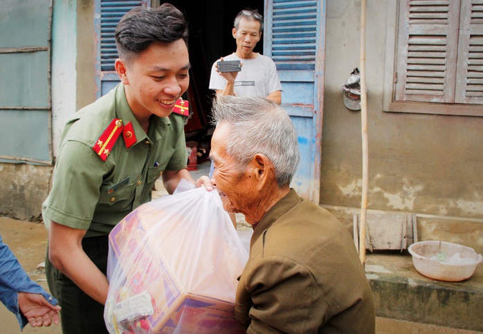  Những tấm lòng miền Nam chi viện miền Trung ruột thịt - Ảnh 7.