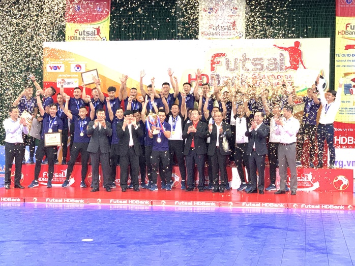 Sân chơi futsal ngày càng hấp dẫn - Ảnh 1.