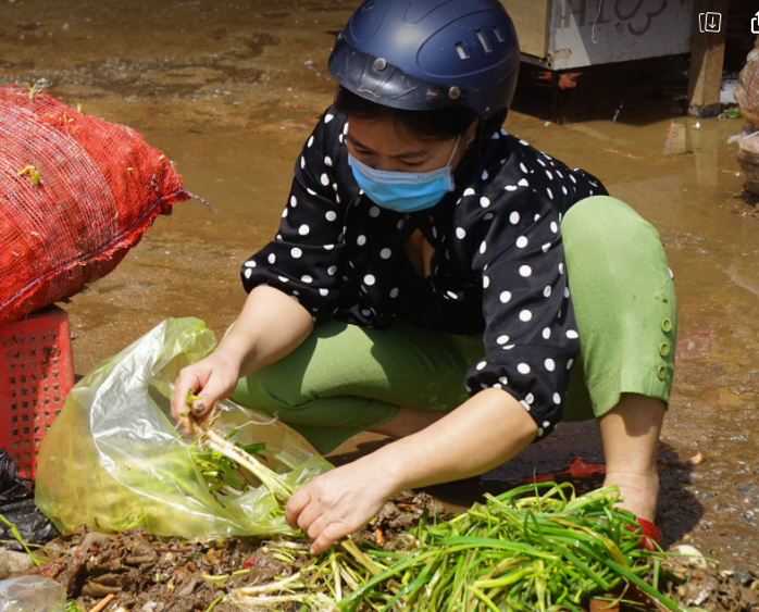 CLIP: Nước rút, tiểu thương chợ Hà Tĩnh “chết lặng” vì hàng trăm tấn hàng biến thành rác - Ảnh 7.