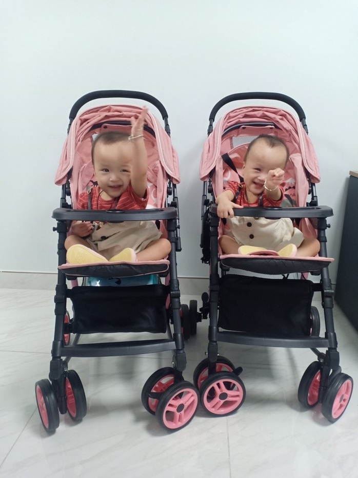 Hai bé Trúc Nhi-Diệu Nhi ngày trở lại bệnh viện - Ảnh 4.