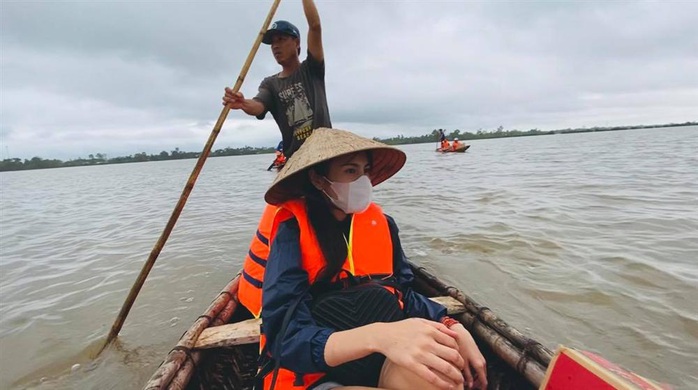 Thủy Tiên công khai số tiền đã trao tận tay cho người dân vùng lũ miền Trung - Ảnh 1.