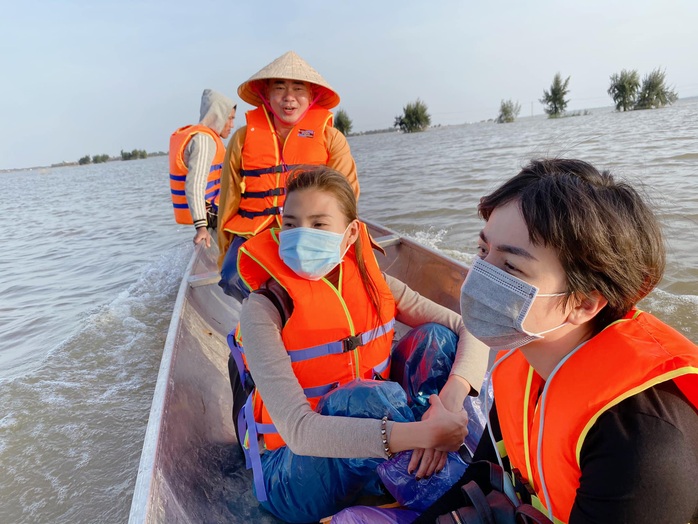 Diễn viên Bích Trâm: Làm ơn đừng gởi cứu trợ đồ quá cũ! - Ảnh 8.