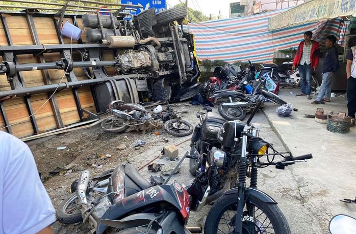 Xe tải chở bia trôi tự do gây tai nạn náo loạn phố Đà Lạt - Ảnh 6.