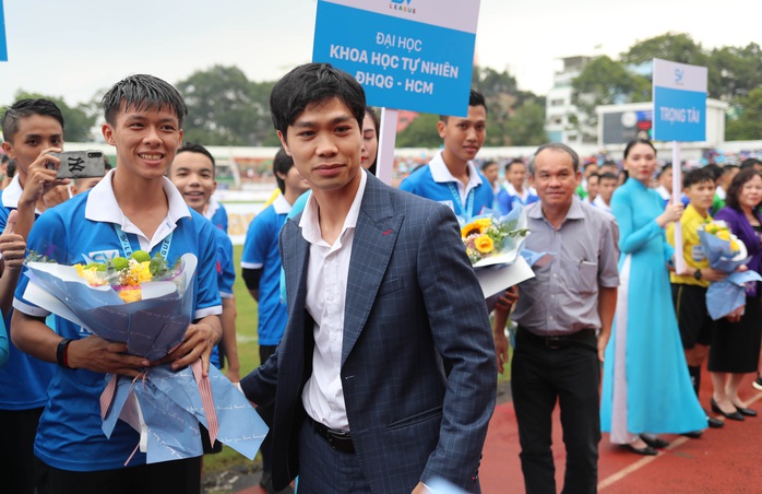 Công Phượng khoác áo vest lịch lãm, cùng bầu Đức dự khai mạc SV-League 2020 - Ảnh 3.