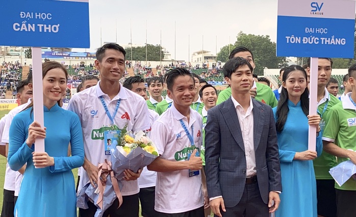 Công Phượng khoác áo vest lịch lãm, cùng bầu Đức dự khai mạc SV-League 2020 - Ảnh 2.