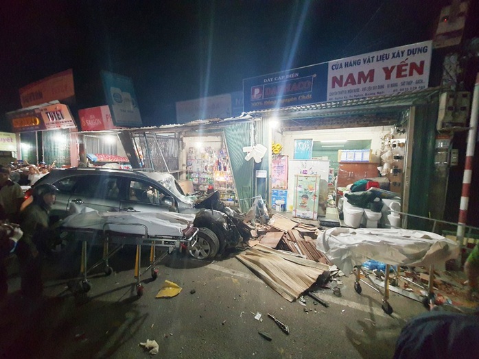 Hiện trường kinh hoàng vụ tai nạn ô tô lao vào nhà dân làm 3 người chết, 3 người bị thương ở Quảng Ngãi - Ảnh 1.