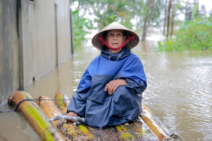 Khoe của giữa mùa lũ - Ảnh 1.