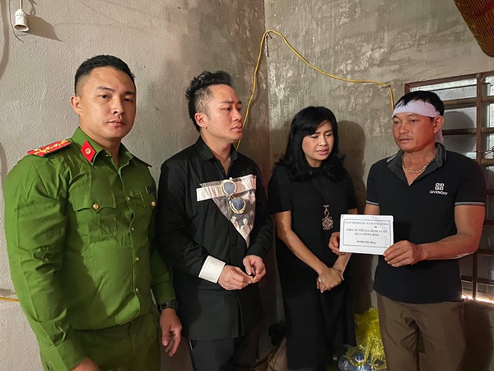 Ca sĩ Thanh Lam, Tùng Dương tặng mỗi gia đình thiệt hại do mưa lũ ở Hà Tĩnh 10 triệu đồng - Ảnh 1.