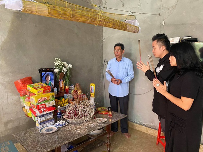 Ca sĩ Thanh Lam, Tùng Dương tặng mỗi gia đình thiệt hại do mưa lũ ở Hà Tĩnh 10 triệu đồng - Ảnh 3.