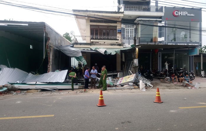 Hiện trường kinh hoàng vụ tai nạn ô tô lao vào nhà dân làm 3 người chết, 3 người bị thương ở Quảng Ngãi - Ảnh 4.