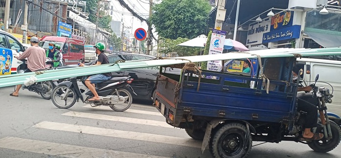 Ớn lạnh những kiểu chở hàng bất chấp tính mạng người khác - Ảnh 1.