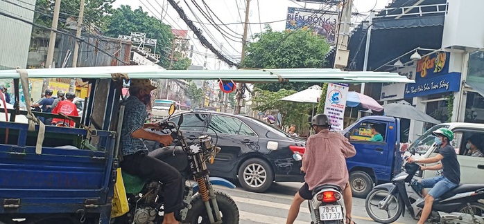 Ớn lạnh những kiểu chở hàng bất chấp tính mạng người khác - Ảnh 2.