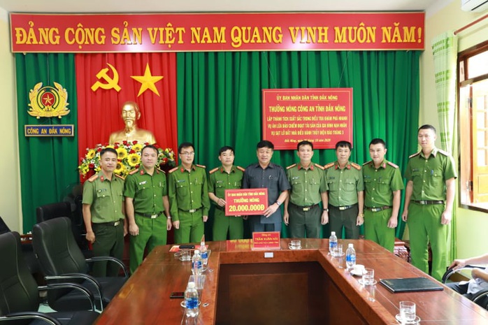 Truy bắt nhanh kẻ lừa tiền vợ nạn nhân Rào Trăng 3, Công an Đắk Nông được thưởng nóng - Ảnh 2.