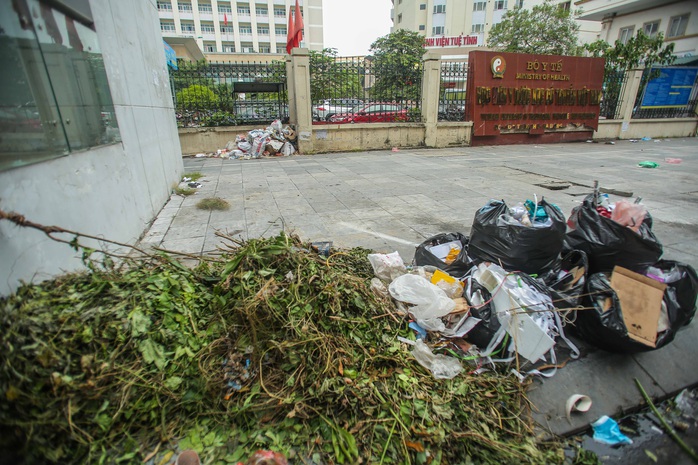 CLIP: Cận cảnh rác ùn ứ, chất thành đống bốc mùi khắp nội thành Hà Nội - Ảnh 11.
