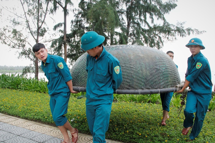 Đà Nẵng chạy đua chống bão số 9, dù trời đang nắng - Ảnh 3.