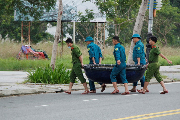 Đà Nẵng chạy đua chống bão số 9, dù trời đang nắng - Ảnh 5.