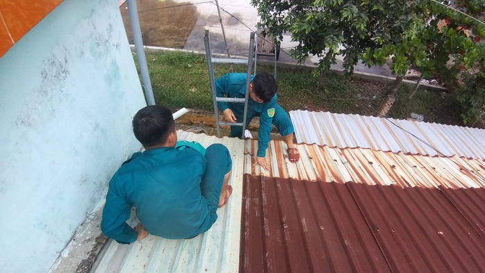 Người dân Quảng Nam dùng bao nước chèn mái nhà chống bão - Ảnh 7.