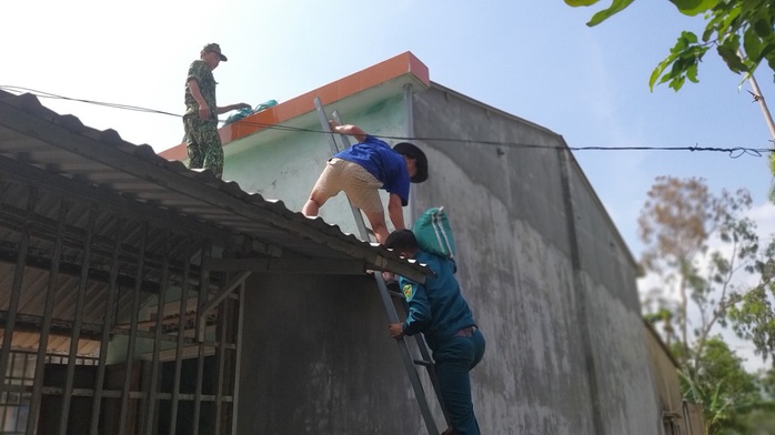 Người dân Quảng Nam dùng bao nước chèn mái nhà chống bão - Ảnh 5.