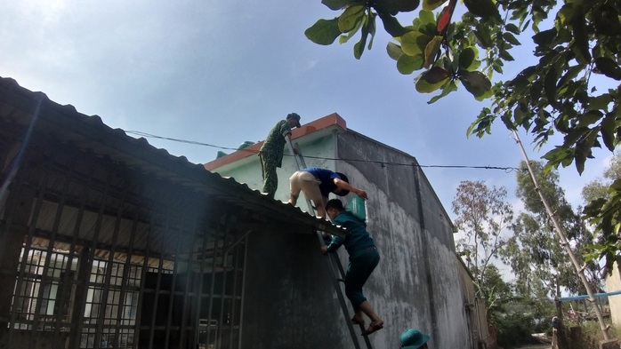 Người dân Quảng Nam dùng bao nước chèn mái nhà chống bão - Ảnh 4.