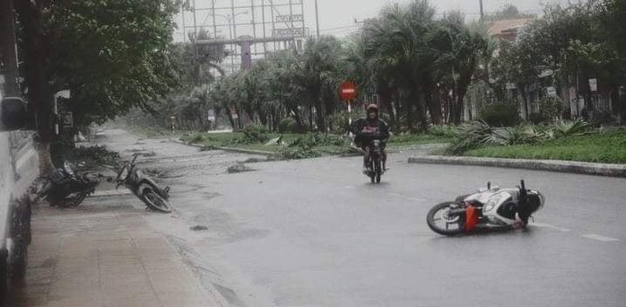 Bão số 9 đổ bộ vào Quảng Nam, nhiều người bỏ xe máy chạy vào nhà dân lánh nạn - Ảnh 2.