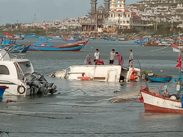 CẬN CẢNH: Bão số 9 tàn phá Lý Sơn khủng khiếp - Ảnh 29.