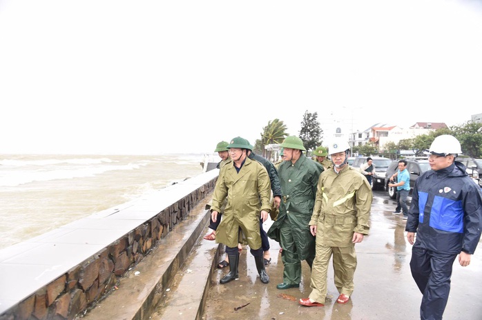 Phó thủ tướng Trịnh Đình Dũng: Bà con yên tâm tránh bão, công an sẽ bảo vệ tài sản cho dân - Ảnh 4.