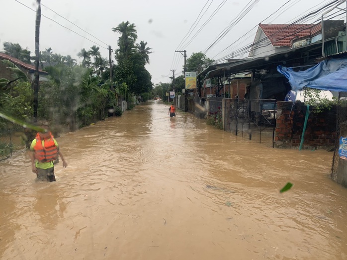 Sau bão, nhiều hộ dân miền núi Bình Định đối mặt lũ quét - Ảnh 1.
