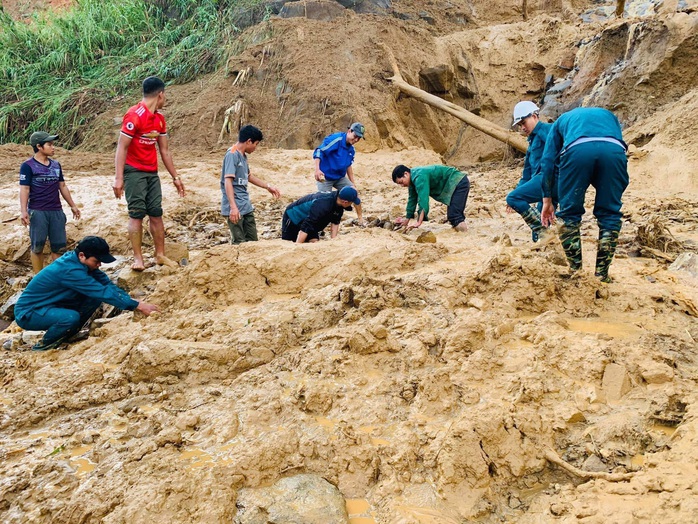 Nóng: Thêm vụ sạt lở núi kinh hoàng vùi lấp ngôi làng ở Quảng Nam, 3 người chết, 8 người mất tích - Ảnh 2.