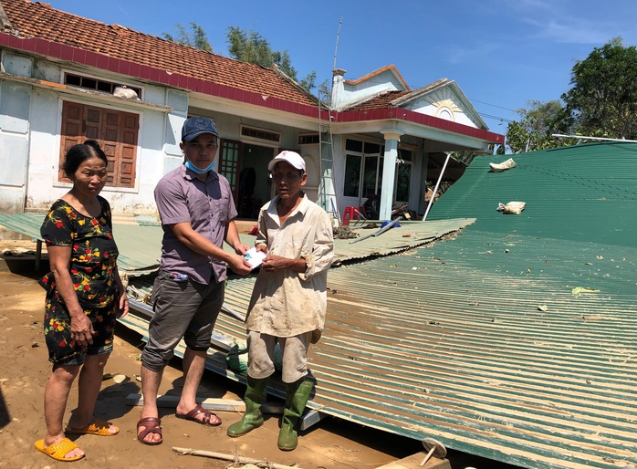Báo Người Lao Động hỗ trợ khẩn cấp người dân vùng bão lũ Quảng Ngãi - Ảnh 1.