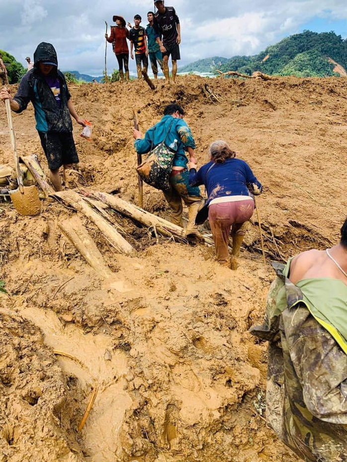 Nóng: Thêm vụ sạt lở núi kinh hoàng vùi lấp ngôi làng ở Quảng Nam, 3 người chết, 8 người mất tích - Ảnh 3.