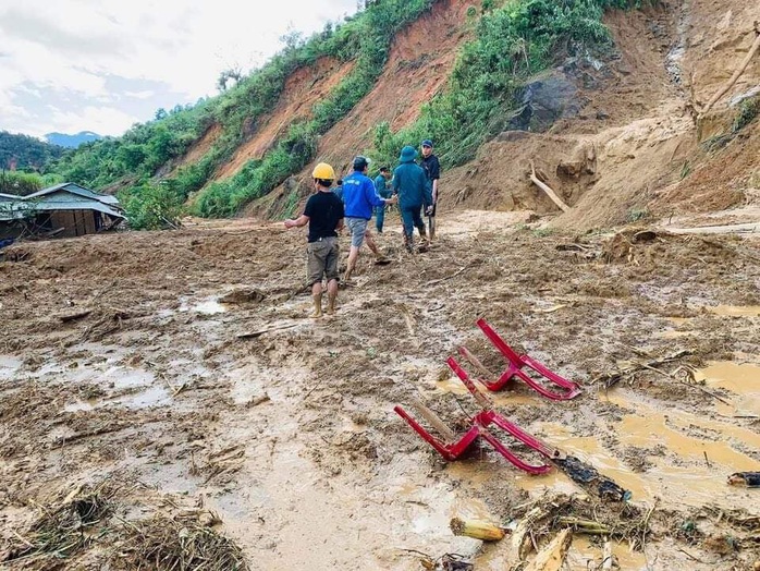 Nóng: Thêm vụ sạt lở núi kinh hoàng vùi lấp ngôi làng ở Quảng Nam, 3 người chết, 8 người mất tích - Ảnh 6.