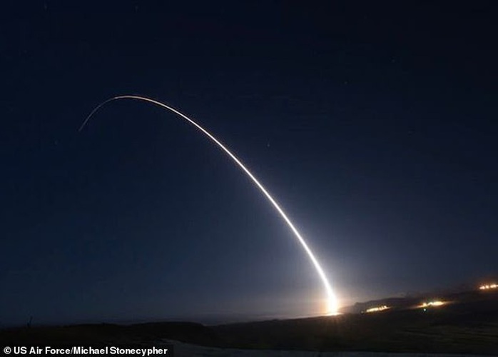 Mỹ phóng thành công ICBM trong bộ ba răn đe hạt nhân - Ảnh 1.