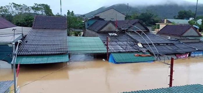 Mưa lớn, hàng ngàn nhà dân ở Nghệ An bị ngập sâu - Ảnh 1.