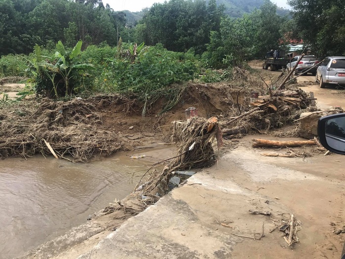 13 người bị vùi lấp ở Phước Sơn: Phóng viên Báo Người Lao Động ghi nhận hình ảnh sạt lở vào hiện trường - Ảnh 7.