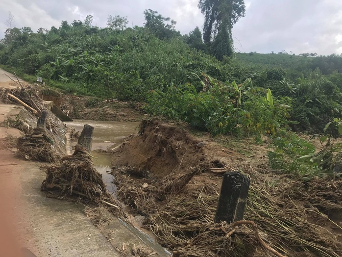 13 người bị vùi lấp ở Phước Sơn: Phóng viên Báo Người Lao Động ghi nhận hình ảnh sạt lở vào hiện trường - Ảnh 2.