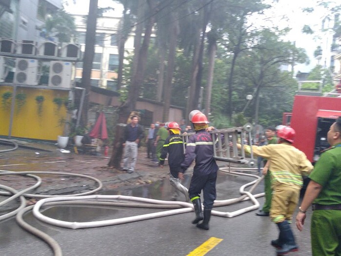 Cháy lớn tại quán lẩu, nhiều người hoảng sợ - Ảnh 3.