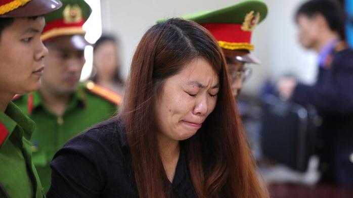 Người phụ nữ bắt cóc bé trai 2 tuổi ở Bắc Ninh bật khóc nức nở khi bị tuyên 5 năm tù - Ảnh 1.