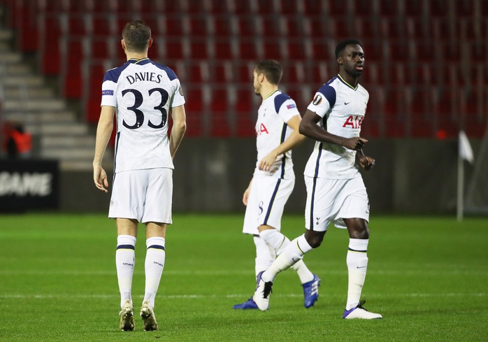 Hậu vệ trượt chân, Tottenham vuột ngôi đầu bảng Europa League - Ảnh 3.