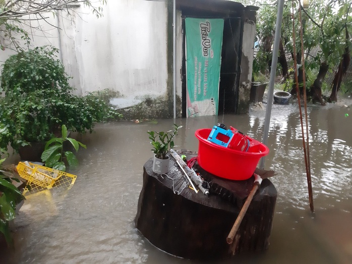 Mưa lớn, hàng ngàn nhà dân ở Nghệ An bị ngập sâu - Ảnh 8.