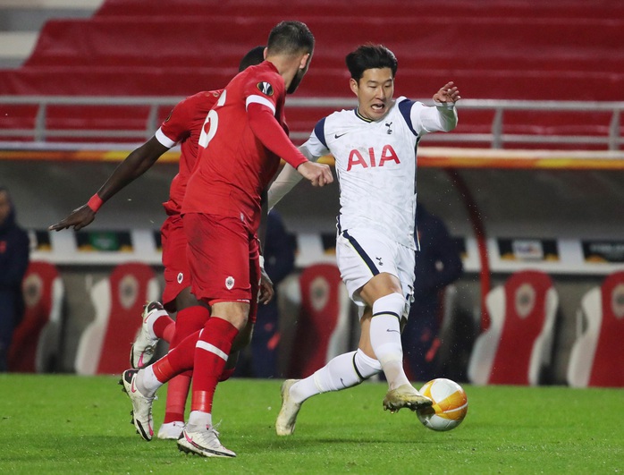 Hậu vệ trượt chân, Tottenham vuột ngôi đầu bảng Europa League - Ảnh 7.