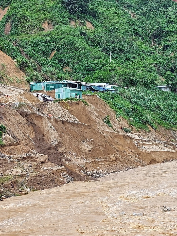 13 người bị vùi lấp ở Phước Sơn: Bí thư và Chủ tịch tỉnh Quảng Nam băng rừng đến hiện trường - Ảnh 8.