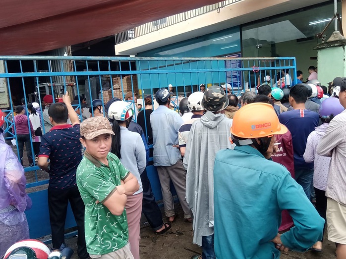 Sau bão, hàng ngàn người Quảng Ngãi chen lấn đi mua ngói - Ảnh 2.