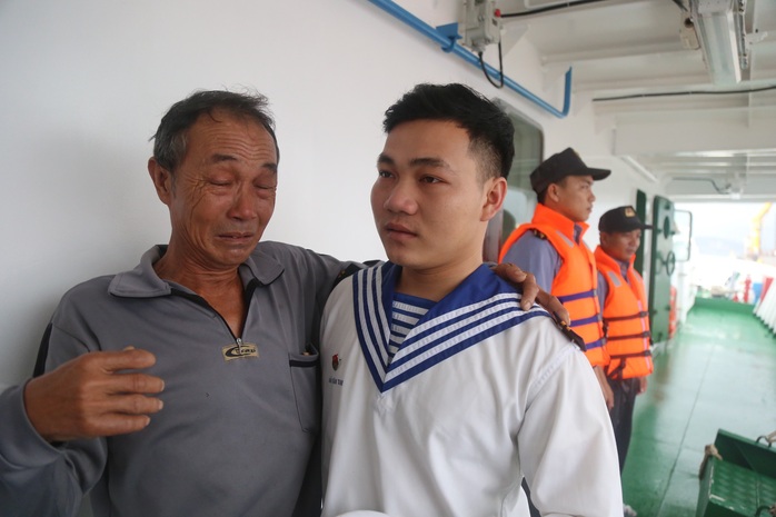 Rơi nước mắt cha con ngư dân Bình Định trùng phùng sau bão số 9 - Ảnh 7.
